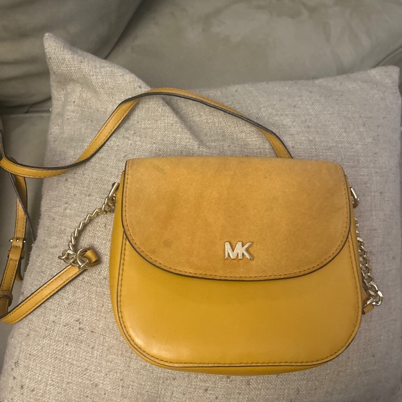 A purse - Picture 1 of 6